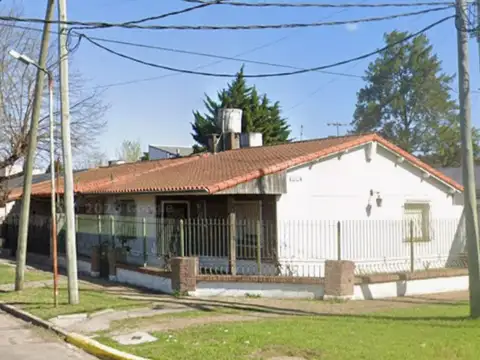 Casa Quilmes Oeste. cuatro amb. con Garaje y Patio