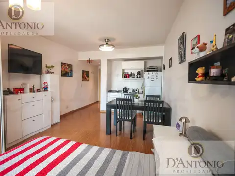 Monoambiente de categoría con balcón y amenities, pileta, laundry, apto profesional