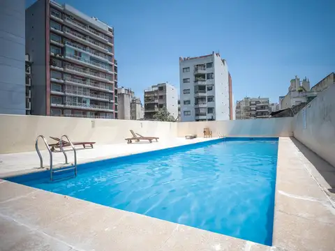 Monoambiente de categoría con balcón y amenities, pileta, laundry, apto profesional