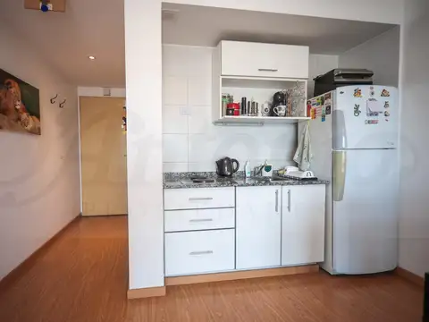 Impecable Monoambiente de categoría con balcón y amenities, pileta, laundry, apto profesional.