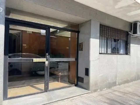 DEPARTAMENTO 2 AMBIENTES EXCELENTE ESTADO CON PATIO Y BALCON