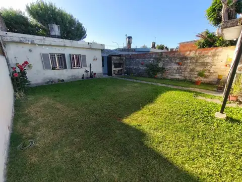 CASA VENTA DOS DORMITORIOS PATIO VERDE Y COCHERA