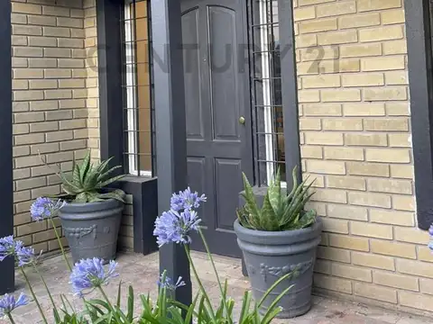 CASA AMOBLADA EN ALQUILER EN CITY BELL DE 3 DORMITORIOS PARQUE Y PILETA