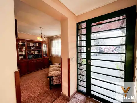 Casa en venta - 3 Dormitorios 3 Baños - Cocheras - 334,6Mts2 - La Plata