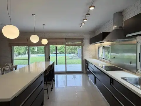 Casa en Alquiler con 6 cocheras