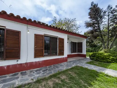 Casa 6 ambientes con 2 baños