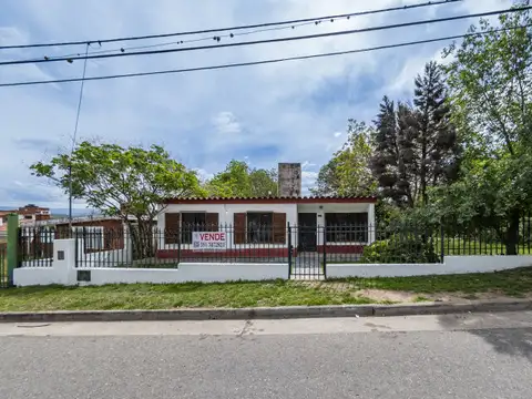 VENTA CASA en Villa Carlos Paz, 4 dormitorios, QUINCHO Y JARDÍN