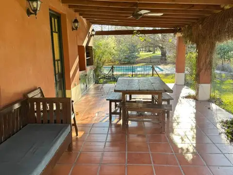 Casa 4 ambientes con 2 baños