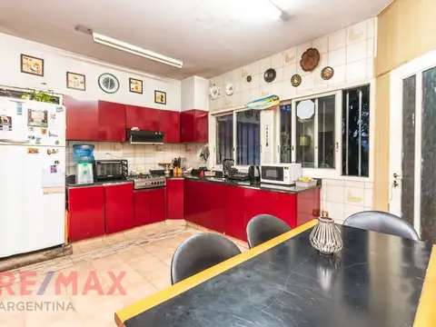 Casa 6 ambientes con 2 baños