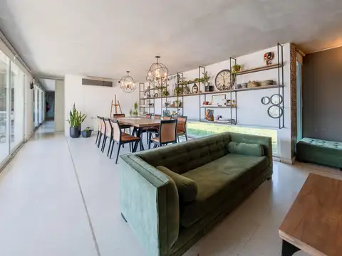 VENTA - CASA DE CUATRO DORMITORIOS CON PATIO, PILETA Y COCHERA DOBLE - RICARDONE