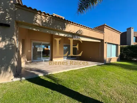 Casa en Alquiler con 6 cocheras
