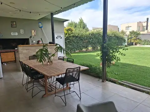 Venta Casa De 3 Dormitorios En B°privado Elementos