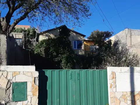 2 CASAS SOBRE 540m2 TERRENO a Mts  AVDA RIVADAVIA