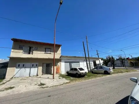 137 y 524- 3 LOCALES COMERCIALES + CASA
