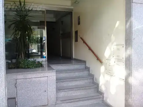 Departamento de 2 dormitorios y cochera en venta en Parque Patricios