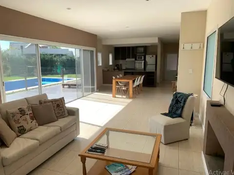 Casa 5 ambientes con 4 baños