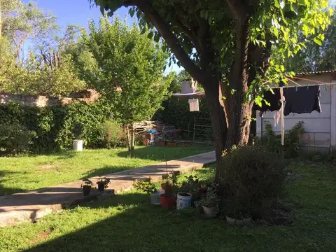 Casa con jardin amplio en Marcos Paz