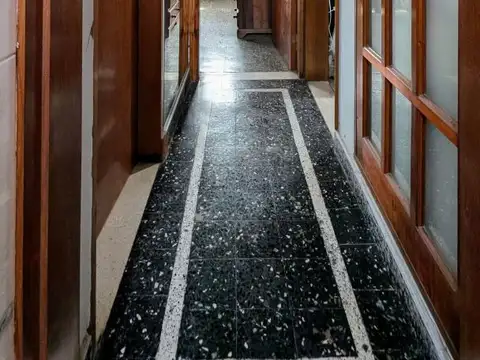 Casa sobre av. San Martin a 300mts estación Rafael Calzada!