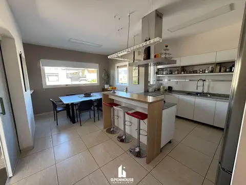 Casa en Venta con 3 cocheras