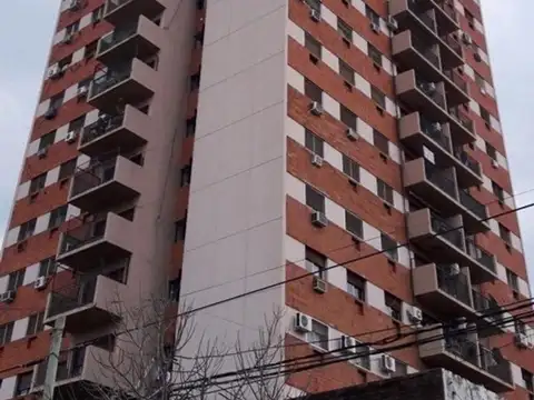 Departamento amplio, excelente ubicación.