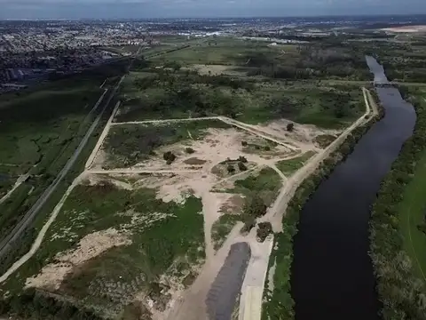 Parque Ind- Log a 900 mt de  Panamericana altura Calle Uruguay (S. Isidro) Frente Carrefour Soleil