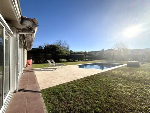 Casa 5 ambientes con 2 baños