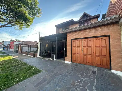 CHALET EN DOS PLANTAS. 6 AMB CON PARQUE Y PILETA