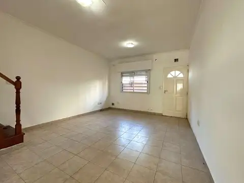 Triplex de 4 ambientes con patio