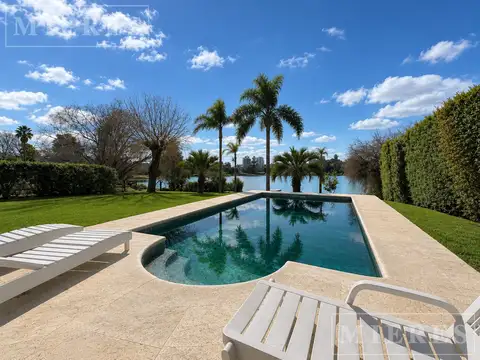 Casa en venta a la laguna en Santa Maria de Tigre.