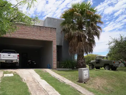 Venta de casa en barrio Las Cañitas. 4 dormitorios. Pileta.