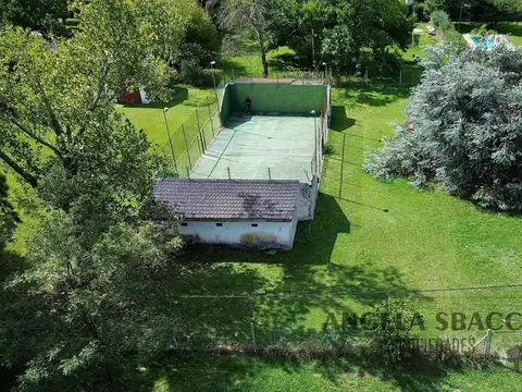 Terreno con mejoras en Parque Jularo.