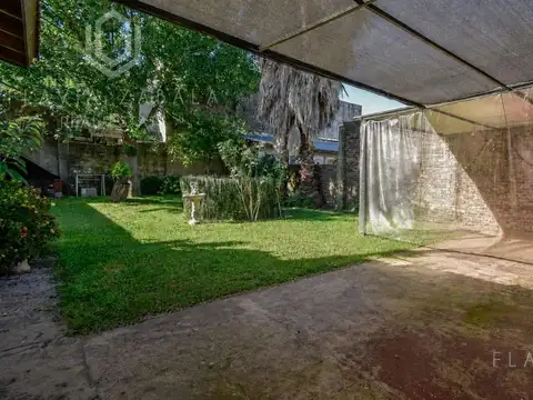 Venta casa tres ambientes con jardín en Adrogué
