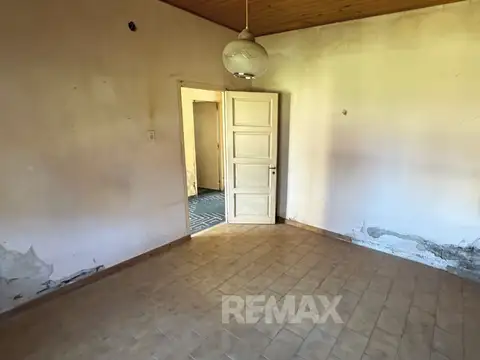 Se vende casa a refaccionar/galpón. Terreno doble.