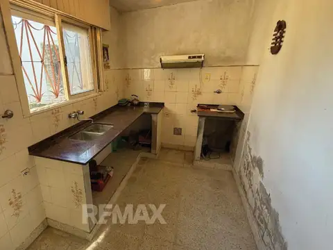 Se vende casa a refaccionar/galpón. Terreno doble.