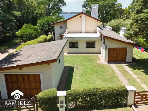 CASA EN PLAYA GRANDE- V. D. D.