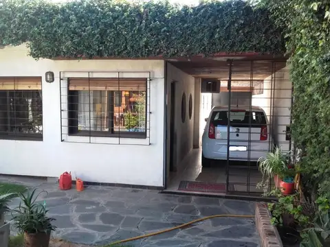 Amplia y cómoda casa en Castelar, zona residencial.