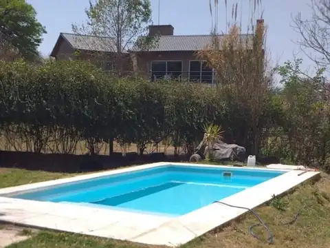 Cuatro Hojas Country Mendiolaza Casa 4 dormitorios  3 baños suite vestidor escritura