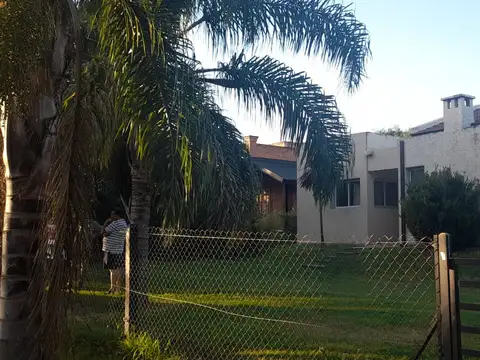 Cuatro Hojas Country Mendiolaza Casa 4 dormitorios  3 baños suite vestidor escritura