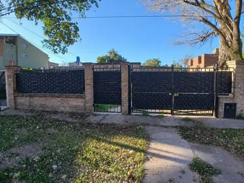 CASA EN VENTA DE 2 DORMITORIOS BARRIO SANTA RITA GRANADERO BAIGORRIA