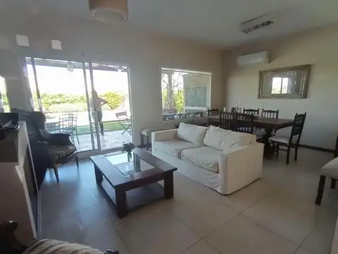 Casa 6 ambientes con 2 baños