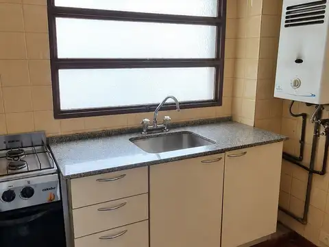 Monoambiente divisible con balcón al frente sobre Av. Juan B. Justo – Vélez Sarsfield
