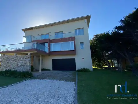 Casa 5 Dormitorios con Pileta en Venta en Carilo
