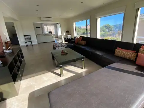 Casa 5 Dormitorios con Pileta en Venta en Carilo