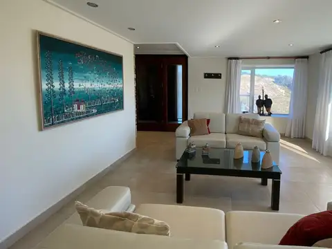 Casa 6 ambientes con 5 baños
