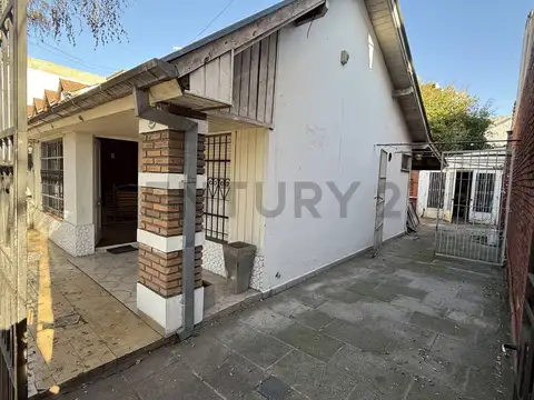 VENTA CASA-LOCAL 3 AMBIENTES CON PATIO Y COCHERA-APTO CREDITO- EN CRECIMIENTO COMERCIAL