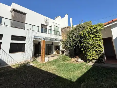 Casa moderna de 4 dorm. en alquiler c/cochera en Pje. Mollinedo, Salta Capital