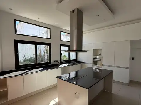 Casa moderna de 4 dorm. en alquiler c/cochera en Pje. Mollinedo, Salta Capital
