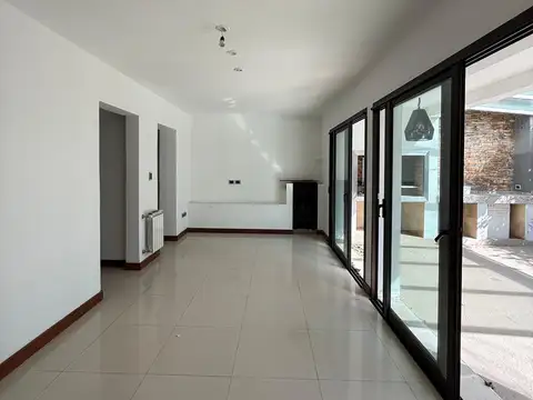 Casa en Alquiler con 2 cocheras