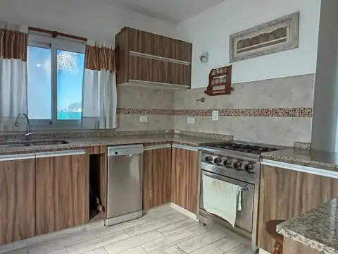 Casa en Alquiler con 2 cocheras