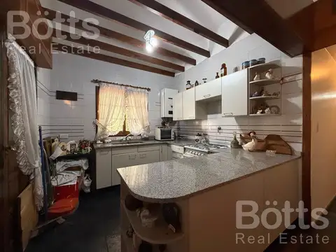 Casa 6 ambientes con 2 baños